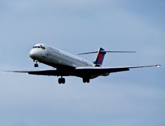 McDonnell Douglas MD-88 (N988DL)