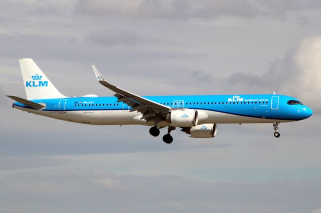 Airbus A321neo (PH-AXC) - On short finals for rwy 09L on 18-Apr-25 operating flight KLM1005 from EHAM.