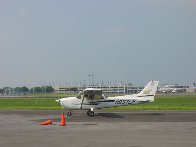 Cessna Skyhawk (N897LP) - Returning after a flight..