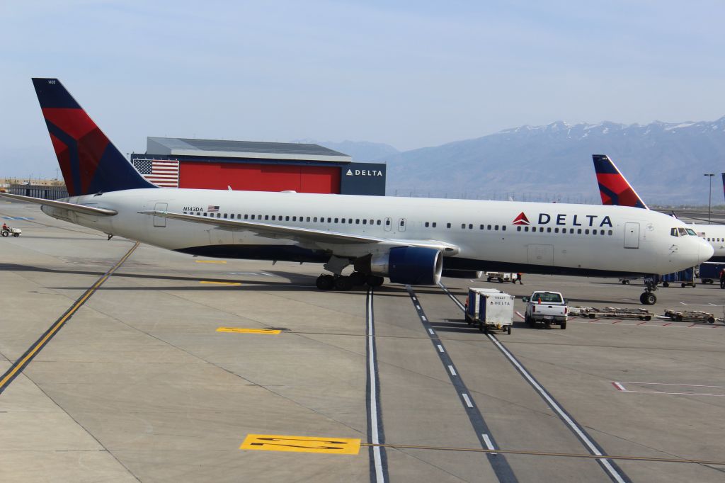 BOEING 767-300 (N143DA) - Taxiing to Park