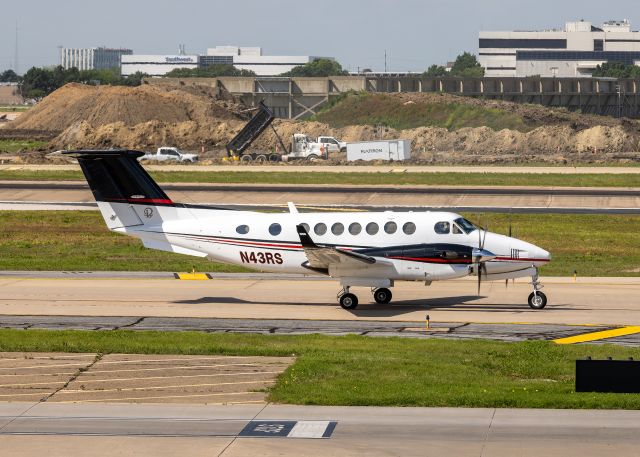 Beechcraft Super King Air 350 (N43RS) - King Air 350 taxiing at DAL.