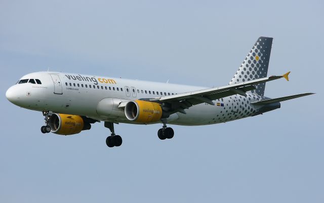 EC-KMI — - Airbus A320-216, de la compagnie Vueling Airlines, en approche courte de la piste 08/26 de l aéroport d Orly (ORY-LFPO).