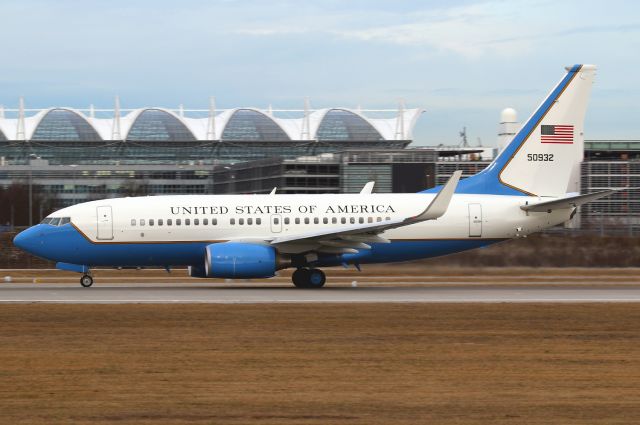 Boeing 737-700 (05-0932)