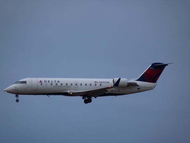 Canadair Regional Jet CRJ-200 (N8924B) - landing on #32