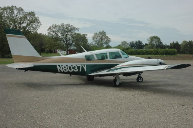 Piper PA-30 Twin Comanche (N8037Y)