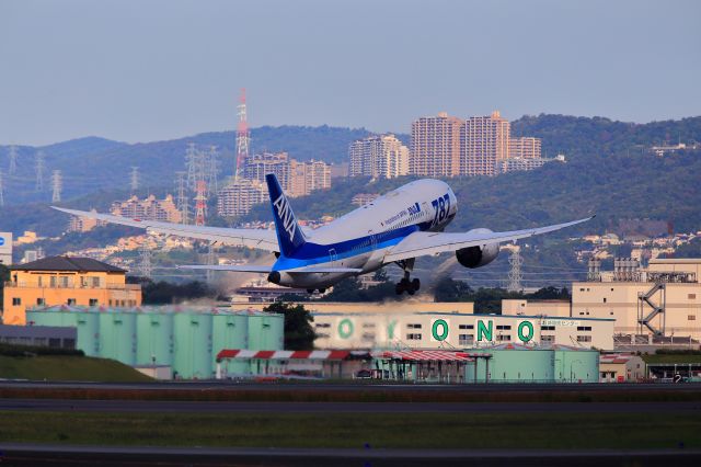 Boeing 787-8 (JA818A) - B787 take off from ITM in TAKARADUKA view.