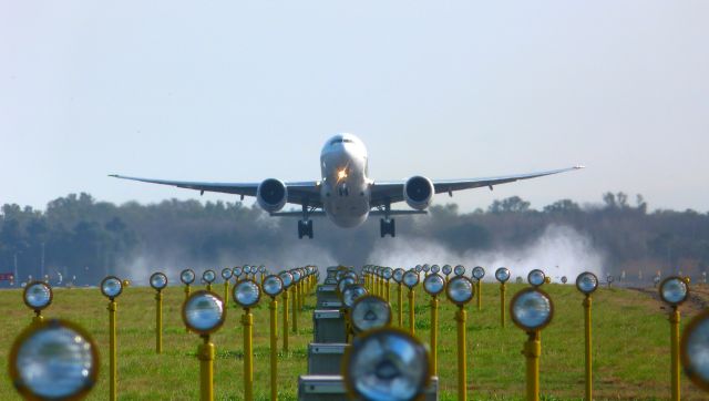 Boeing 777-200 (N772LA)