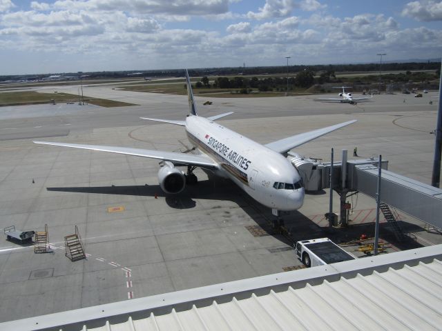 Boeing 777-200 (9V-SVI) - Singapore Airlines Boeing 777-200ER at the gate preparing for a flight to Singapore