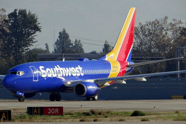 Boeing 737-700 (N7708E)