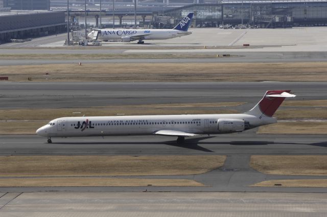 McDonnell Douglas MD-90 (JA8065) - Taxi at Haneda Intl Airport on 2012/02/24