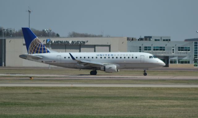 Embraer 170/175 (N861RW) - N861RW rolling out on Runway 21 in Sioux Falls SD on 4-14-15