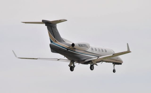 Embraer Phenom 300 (N307FL)