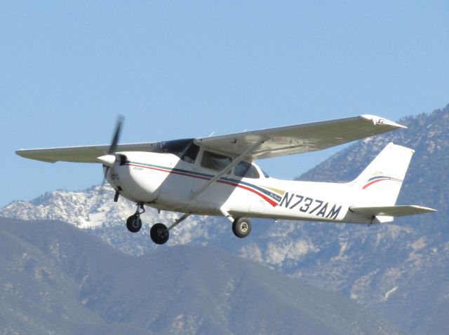 Cessna Skyhawk (N737AM) - Taking off RWY 26L