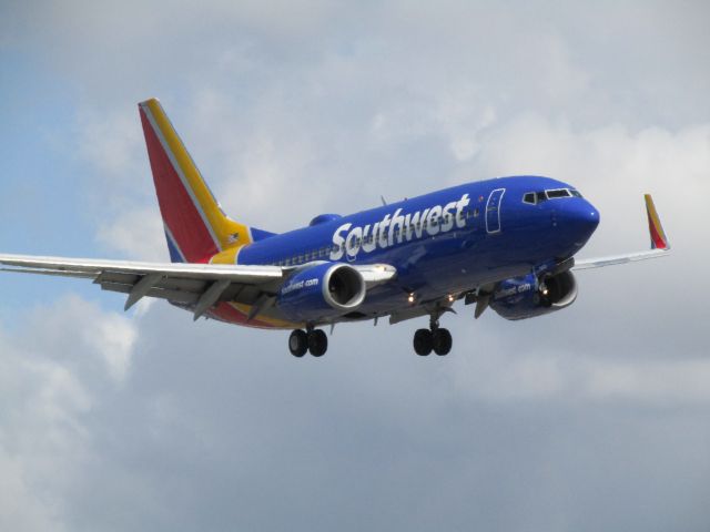 Boeing 737-700 (N7830A) - Landing RWY 20R