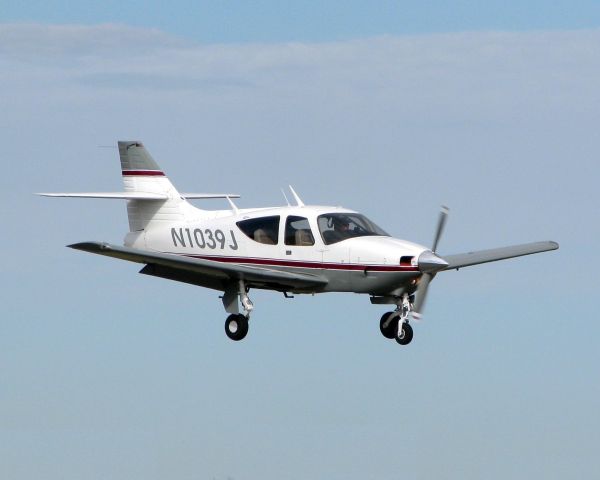 Rockwell Commander 114 (N1039J) - Landing on runway 14 at the Shreveport Downtown airport.