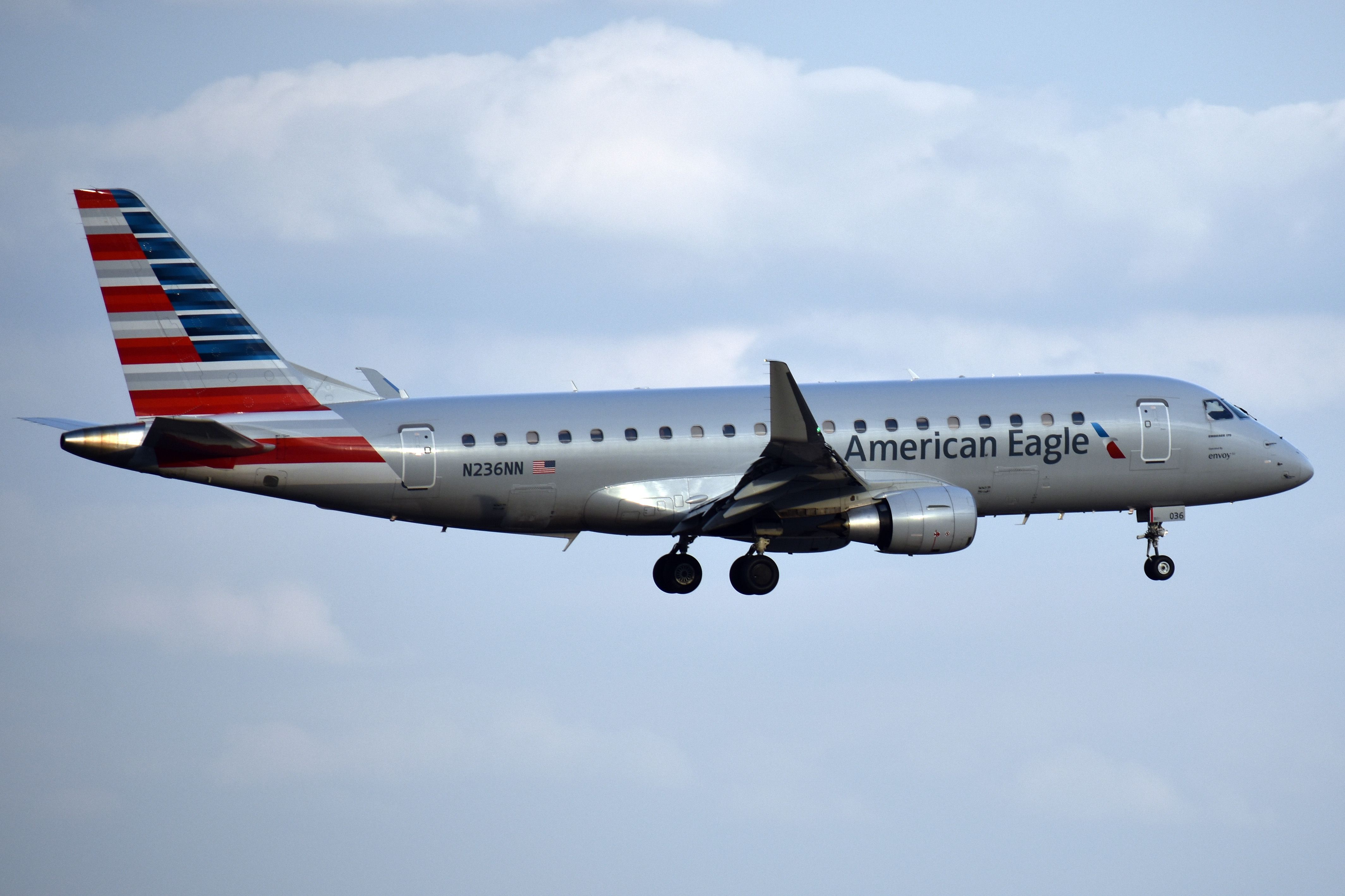 Embraer 175 (N236NN)