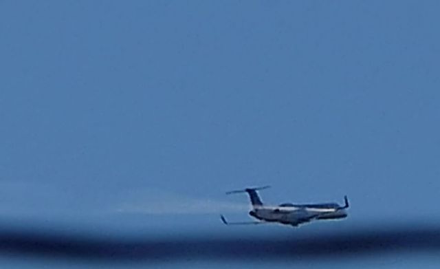 Embraer EMB-145XR (N11176) - leaking from right wing just after departure