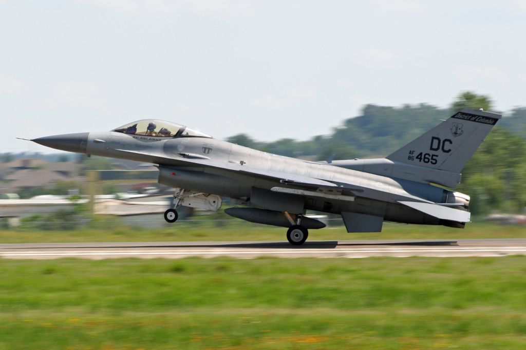 N85465 — - An F-16 from the 113th Fighter Wing Capital Guardians lands on Rwy. 7 at KFSM for a fuel stop