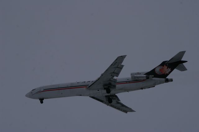 — — - J'étais en ville, lorsque ce Boeing 727 de Cargojet était en finale pour la 18 de CYVO en 2011.