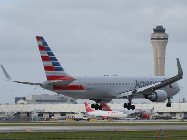 BOEING 767-300 (N396AN)