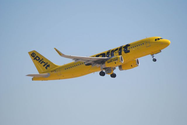 Airbus A320 (N642NK) - 3/4/2016: Spirit 2015 Airbus A320-232 Bananabus departing Runway 33L at KIAH. 