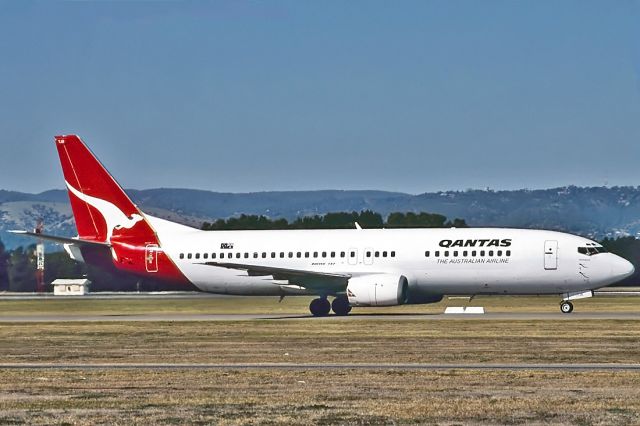 BELL-AGUSTA AB-139 (VH-TJE) - QANTAS - BOEING 737-476 - REG : VH-TJE (CN 24430/1820) - ADELAIDE INTERNATIONAL AIRPORT SA. AUSTRALIA - YPAD (3/10/1995)