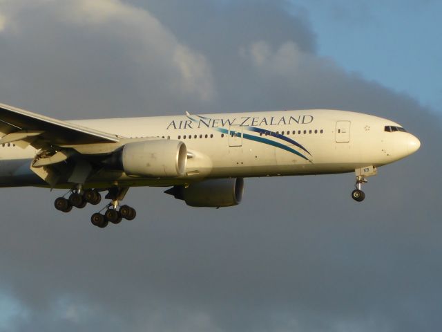 Boeing 777-200 (ZK-OKB)