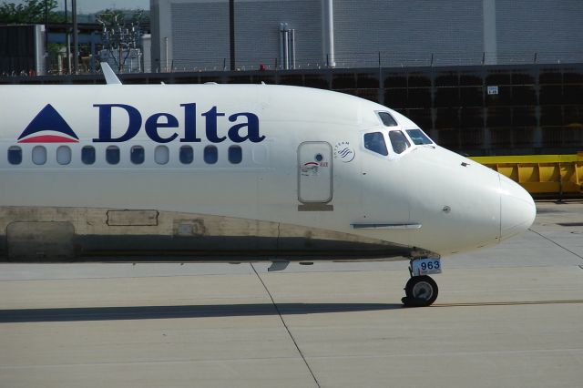 McDonnell Douglas MD-88 (N963DL)