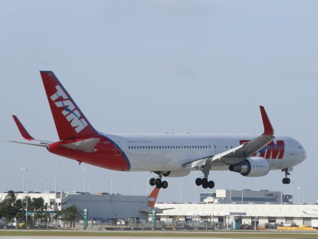 BOEING 767-300 (PT-MSW)