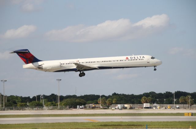 McDonnell Douglas MD-88 (N948DL)