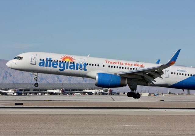Boeing 757-200 (N906NV) - Touching down on 26L from CVG