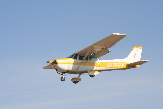 Cessna Skyhawk (N1766V)