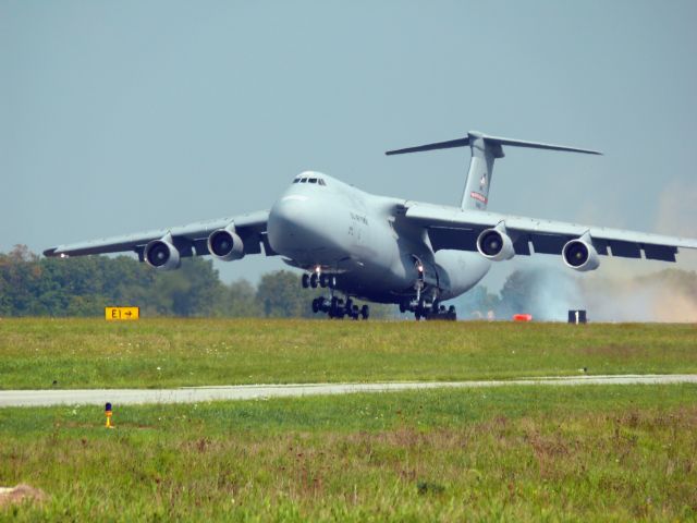 N00462 — - C5 landing in MRB and kicking up the dust behind where they have construction going on to extend the runway.