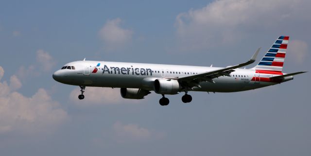 Airbus A321neo (N418AN) - On final is this 2020 American Airlines Airbus A321-253NX in the Summer of 2021.
