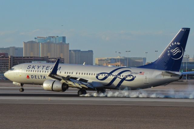 Boeing 737-800 (N3758Y)