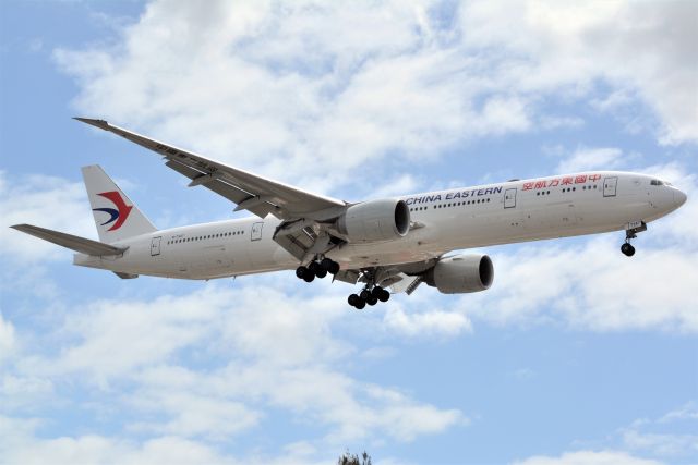 BOEING 777-300ER (B-7347) - Close landing on Runway 16R at Sydney Airport, China Eastern Boeing 777-300ER