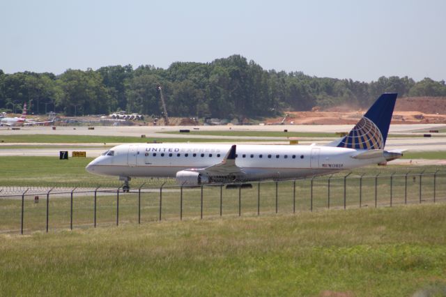 Embraer 175 (N138SY) - Plane Type: 2015 Embraer S A ERJ-170-200LRbr /Route: ORD-CLTbr /Airline: United Airlinesbr /Livery: Old United Liverybr /Registration: N138SYbr /Owned By: Skywest Airlines INCbr /Runway: 36L