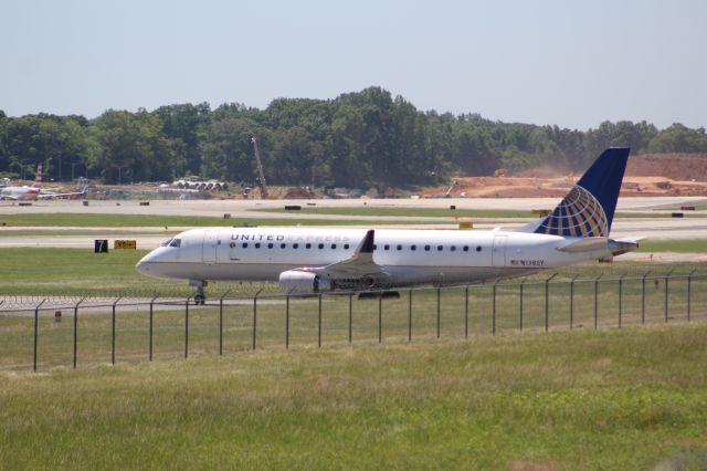 Embraer 175 (N138SY) - Plane Type: 2015 Embraer S A ERJ-170-200LRbr /Route: ORD-CLTbr /Airline: United Airlinesbr /Livery: Old United Liverybr /Registration: N138SYbr /Owned By: Skywest Airlines INCbr /Runway: 36L