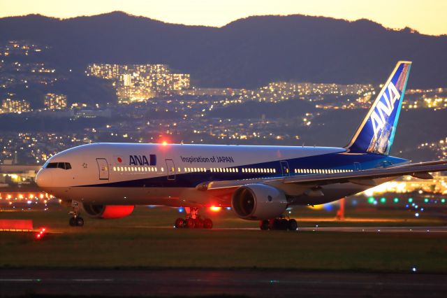 Boeing 777-200 (JA704A)