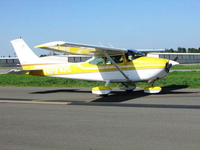 Cessna Skylane (N9910E) - Taxiing to RWY 24