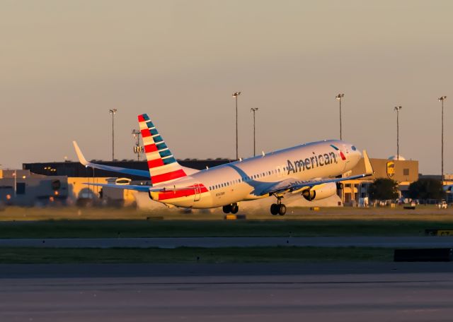 Boeing 737-800 (N968NN)