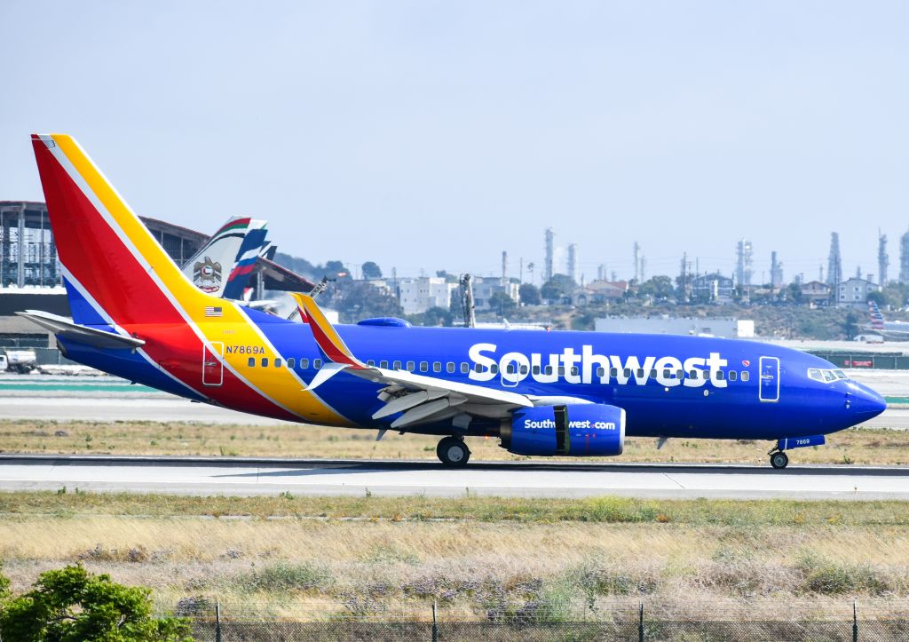 Boeing 737-700 (N7869A)