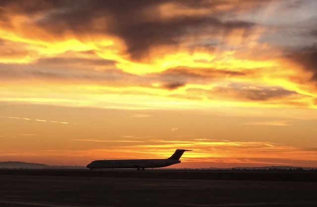 McDonnell Douglas MD-88 (N987DL) - A stunning sunset arrival on thanksgiving eve for this MD-88!