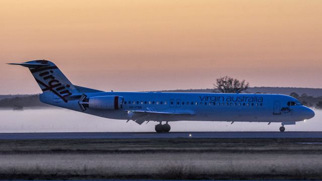 Fokker 100 (VH-FNN)