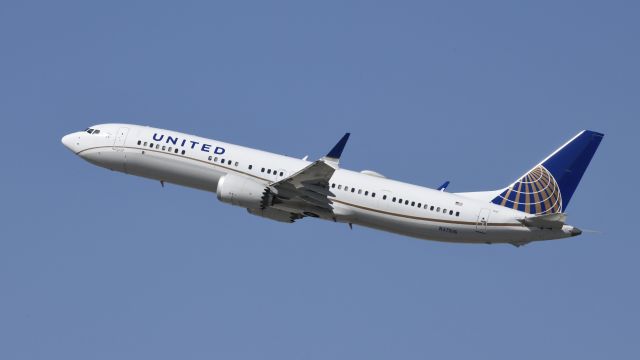 Boeing 737 MAX 9 (N37516) - Departing LAX on 25R