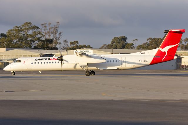 de Havilland Dash 8-400 (VH-QOA) - QantasLink (VH-QOA) Bombardier DHC-8-402Q taxiing at Wagga Wagga Airport.