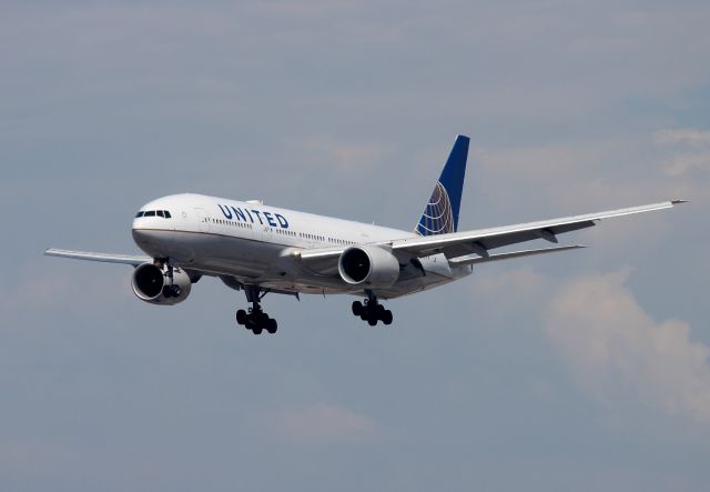 Boeing 777-200 (N781UA)