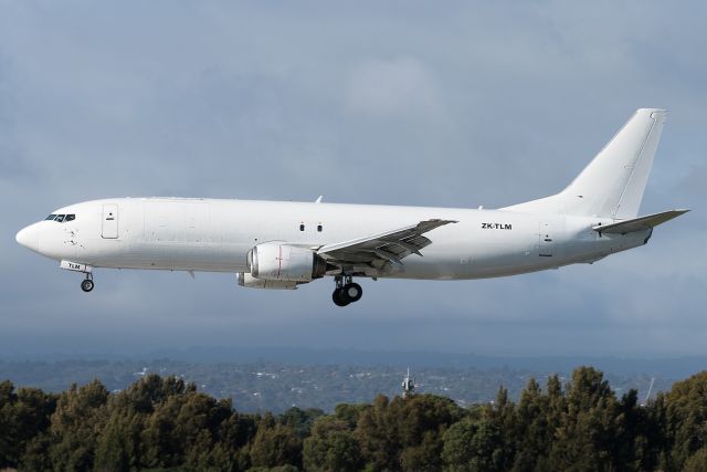 BOEING 737-400 (ZK-TLM) - Airwork B734 on short final RWY05.