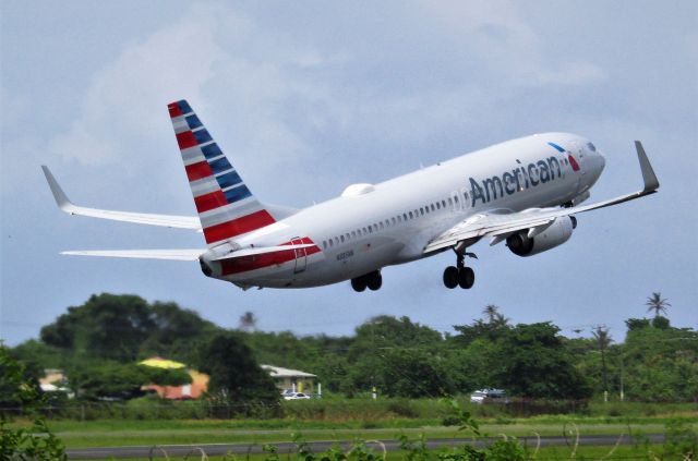 Boeing 737-800 (N885NN)