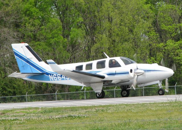 Beechcraft Baron (58) (N6643E) - Starting to roll for take off on 14 at the Shreveport Downtown airport.